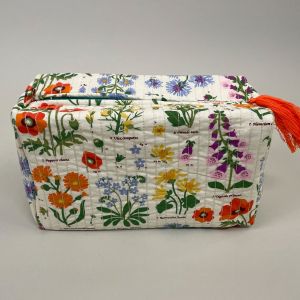 Toiletpung med motiv afvilde blomster. quiltet