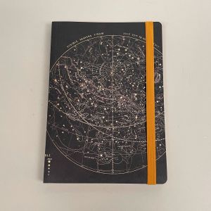flot-linieret-notesbog-med-motiv-af-stjernehimlen.-
