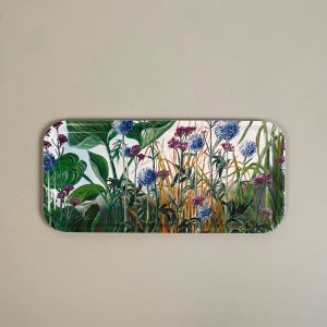 serveringsbakke-med-smukt-motiv-af-skoenne-blomster.