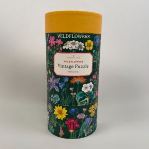 Puslespil, vintage, vilde blomster på grøn baggrund med de videnskablige navne. 
