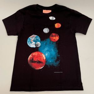 t-shirt-med-planeter-trykt-paa-bryst-og-ryg