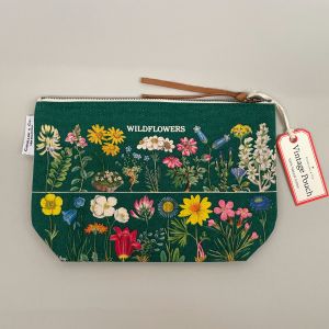 Toilettaske vildeblomster på grøn baggrund