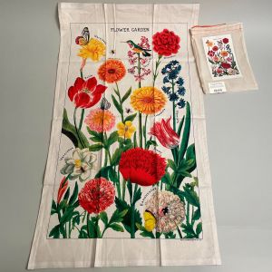 Bomuldsviskestykke med motiv af havens blomster i røde og gule nuancer. Mål: 84 x 46 cm.