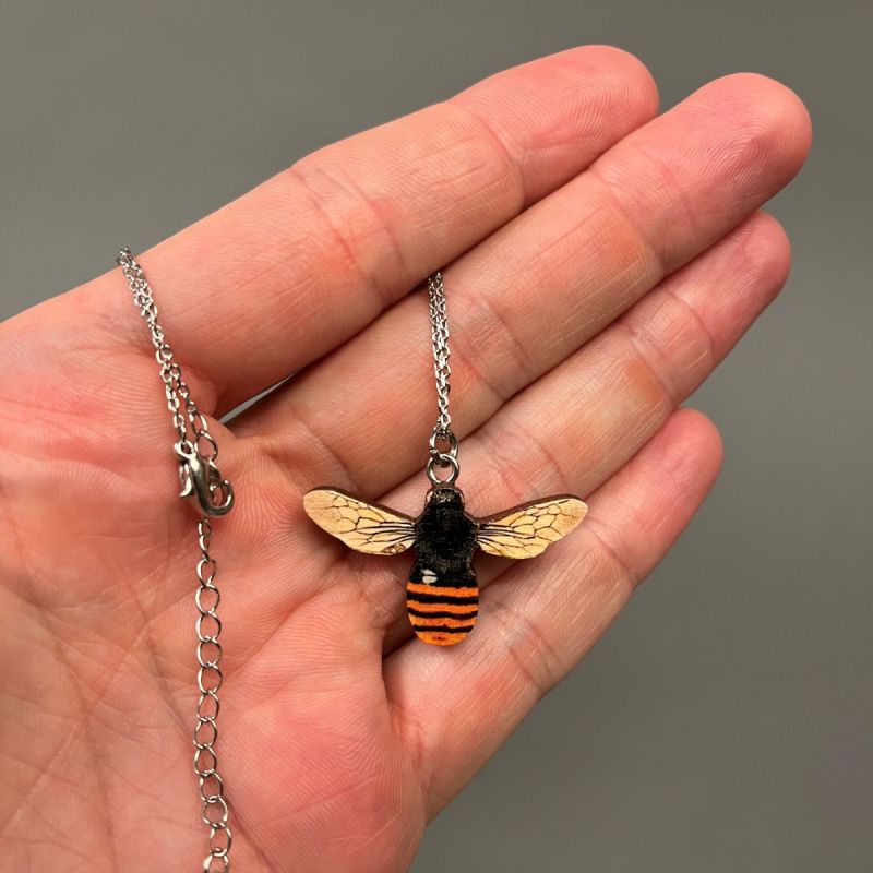 Halskæde med vedhæng, bi 1