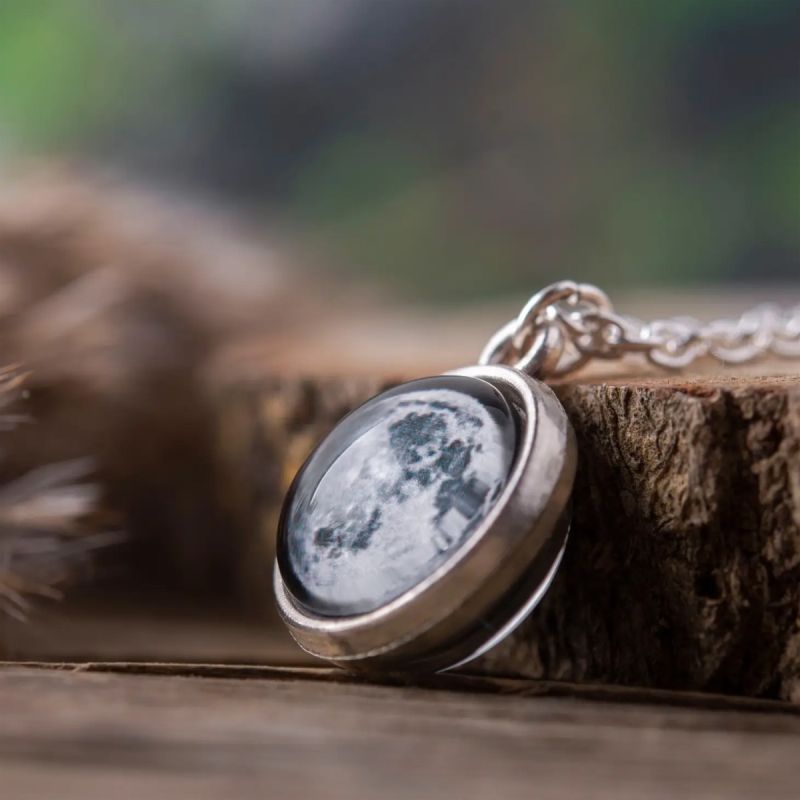 Halskæde med lille vedhæng, måne-motiv, tosidet 2