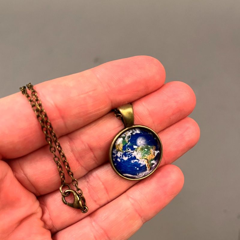 Halskæde med vedhæng, jordklode-motiv, messing 1