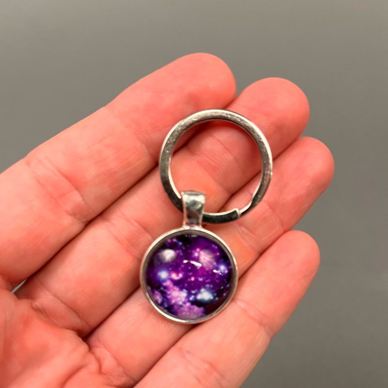 Nøglering med vedhæng, galakse-motiv, lilla 1