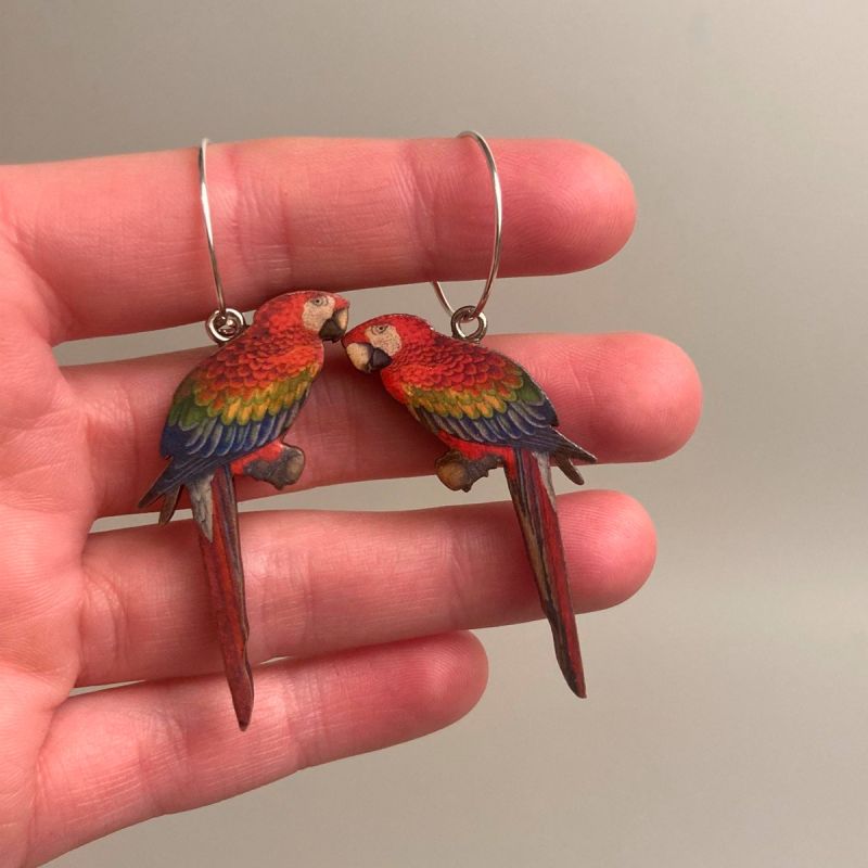 Ørehænger med lille fin rød Ara papegøje 1