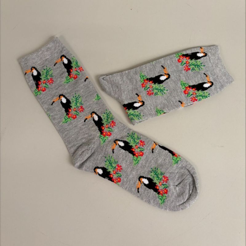 Strømper grå med motiv af tukaner 1