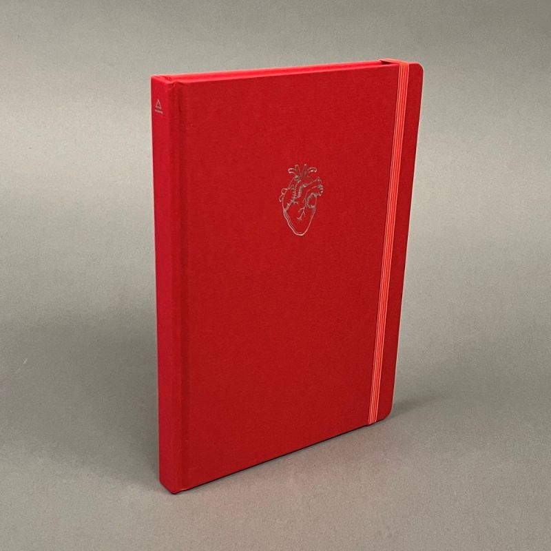 Eksklusiv notesbog i rød med sølvtryk af menneskehjertet  1