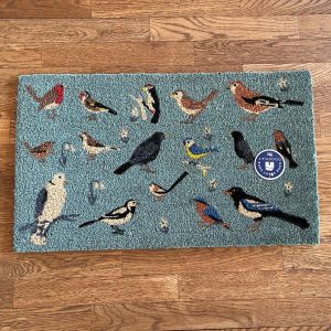 Kokos-dørmåtte, dekoreret med illustrationer af forskellige fugle