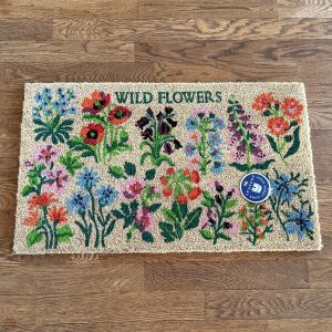 Kokos-dørmåtte, dekoreret med illustrationer af vilde blomster