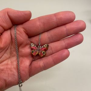 halskaede-med-vedhaeng,-sommerfugl,-paafugleoeje