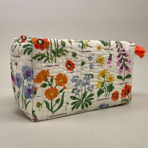 Toilettaske med motiv afvilde blomster. quiltet