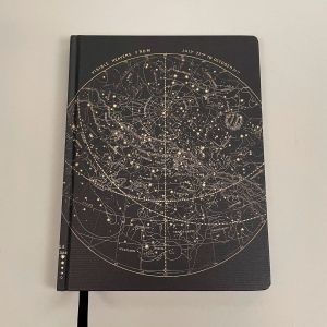 stor-flot-notesbog-(hardback)-med-motiv-af-stjernehimlen.