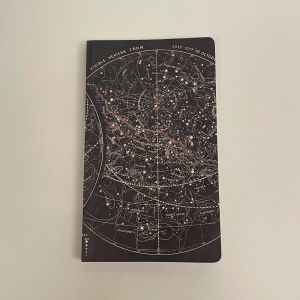 flot-planlaegningskalender-med-motiv-af-stjernehimlen