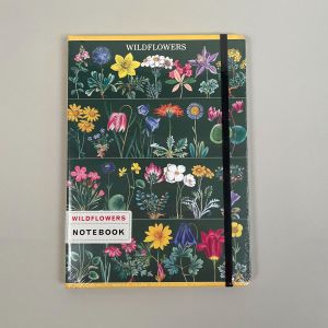 Notesbog med motiv af vilde blomster på grøn baggrund, linjeret.