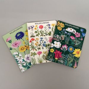 notesbog-med-motiver-af-forskellige-vilde-blomster-paa-groen-baggrund-,-saet-a-3-stk.