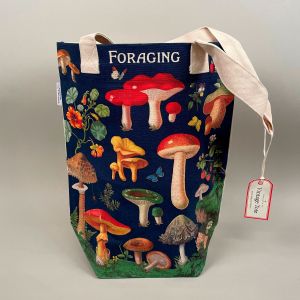 Kanvasnet med motiv af forskellige planter, bær og svampe fra skovbunden på mørkeblå baggrund. Nettets bagside og stropper er naturfarvede. 40 cm høj, 33 cm bred, 15 cm bund. 100 % bomuld.