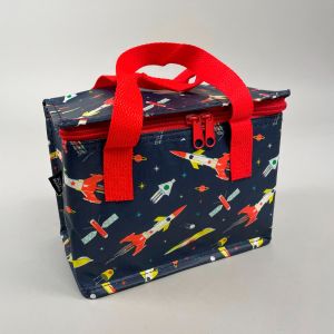 Mørkeblå køletaske med rød hank. Har motiv af raketter, sattelitter og forskellige himmellegemer.