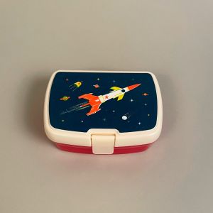 madkasse-todelt-med-raket-motiv-og-kliklukning