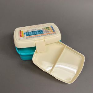 madkasse-med-det-periodiske-system-rumopdelt-og-kliklukning