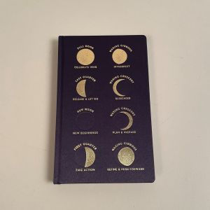Fantastisk flot mørkeblå notesbog i hardback med guldtryk af månefaser