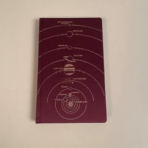 Fantastisk flot mørkerød notesbog i hardback med guldtryk af solsystemet