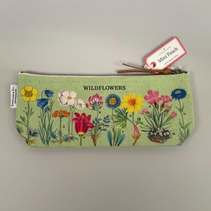 penalhus-vilde-blomster-paa-lysegroen-baggrund.