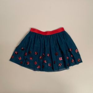 boernenederdel-i-moerkegroen-tyl-str.-2-4-aar.-med-paasyede-palliet-mariehoens.