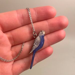 halskaede-med-vedhaeng,-blaa-undulat