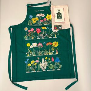 forklaede-med-motiv-af-forskellige-vilde-blomster-paa-groen-baggrund.