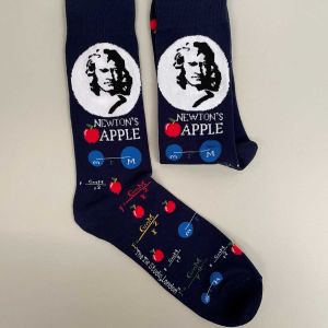 Strømper blå med motiv af Newton´s Apple og formel for tyngdekraft