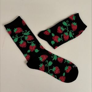 stroemper-sorte-med-motiv-af-jordbaer