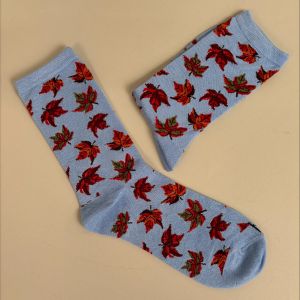 stroemper-lyseblaa-med-motiv-af-roede-ahornblade-