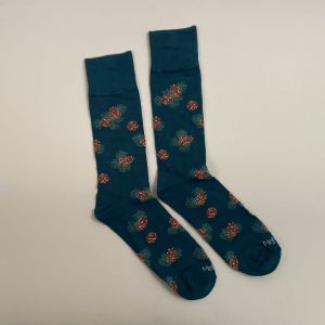 stroemper-moerkegroenne-med-motiv-af-kogler-og-grankviste