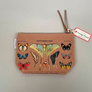 Toilettaske med motiv af sommerfugle og natsværmere på lys brun baggrund
