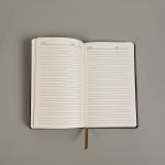 Fantastisk flot mørkeblå notesbog i hardback med guldtryk af månefaser small 2