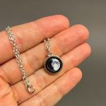 Halskæde med lille vedhæng, måne-motiv, tosidet small 1