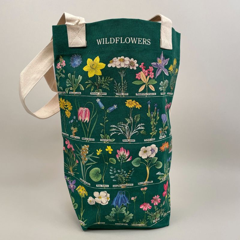 Indkøbsnet med motiv af forskellige af smukke vilde blomster på grøn baggrund. 1