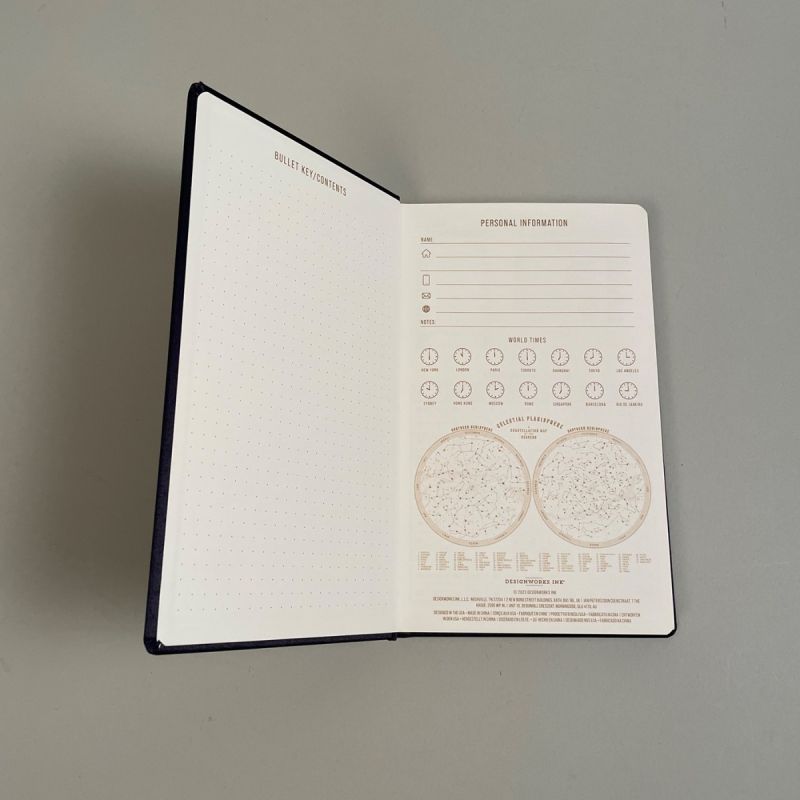 Fantastisk flot mørkeblå notesbog i hardback med guldtryk af stjernebilleder 2