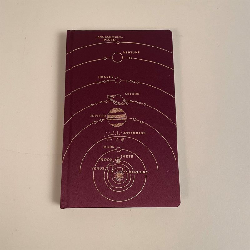Fantastisk flot mørkerød notesbog i hardback med guldtryk af solsystemet 1