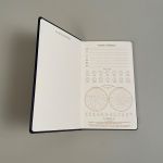 Fantastisk flot mørkeblå notesbog i hardback med guldtryk af stjernebilleder small 2