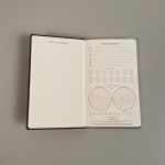 Fantastisk flot mørkeblå notesbog i hardback med guldtryk af månefaser small 3